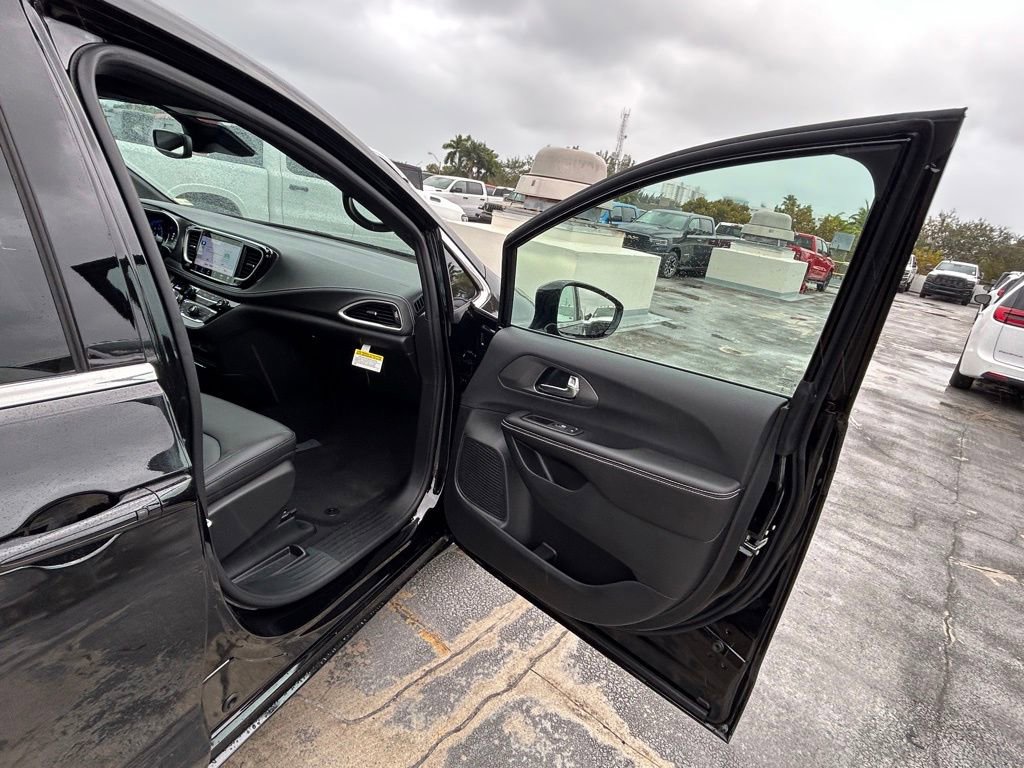 New 2026 Chrysler Pacifica Select image 28