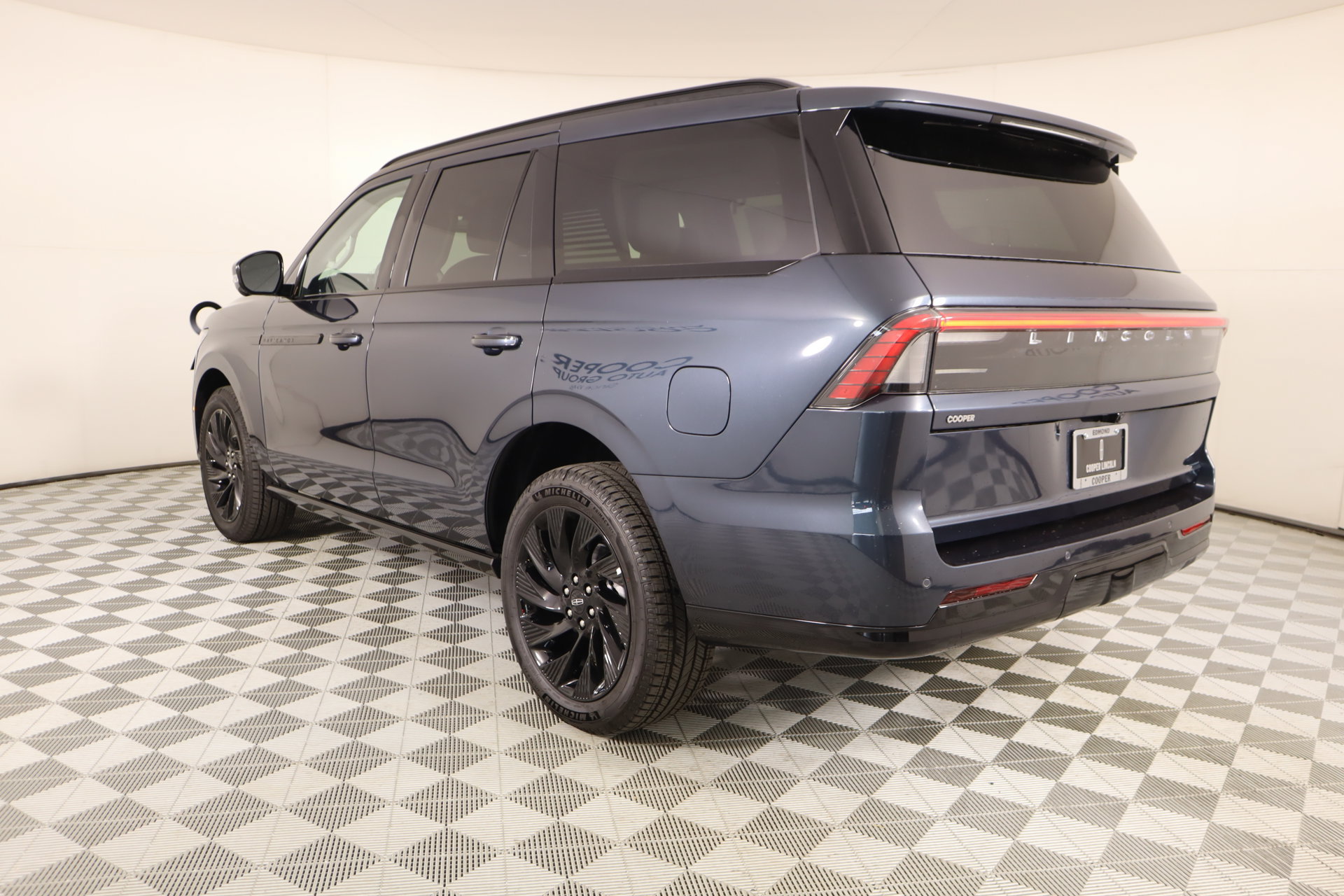 New 2026 Lincoln Navigator Reserve w/ Jet Appearance Package AWD/4WD image 24