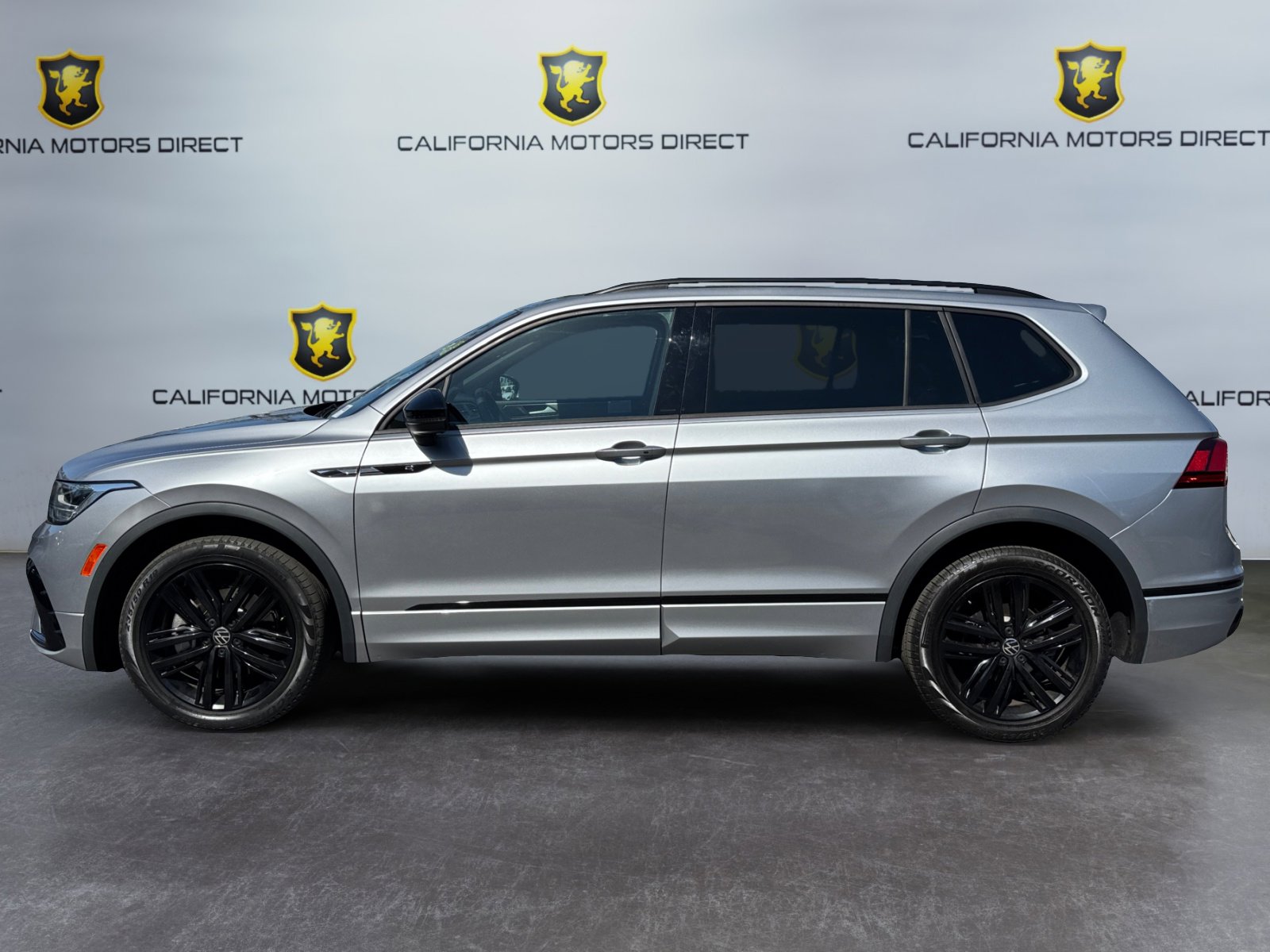 Used 2022 Volkswagen Tiguan SE R-Line FWD image 2