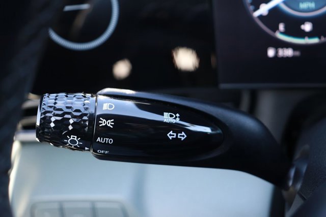 Used 2025 Hyundai Elantra Limited image 23