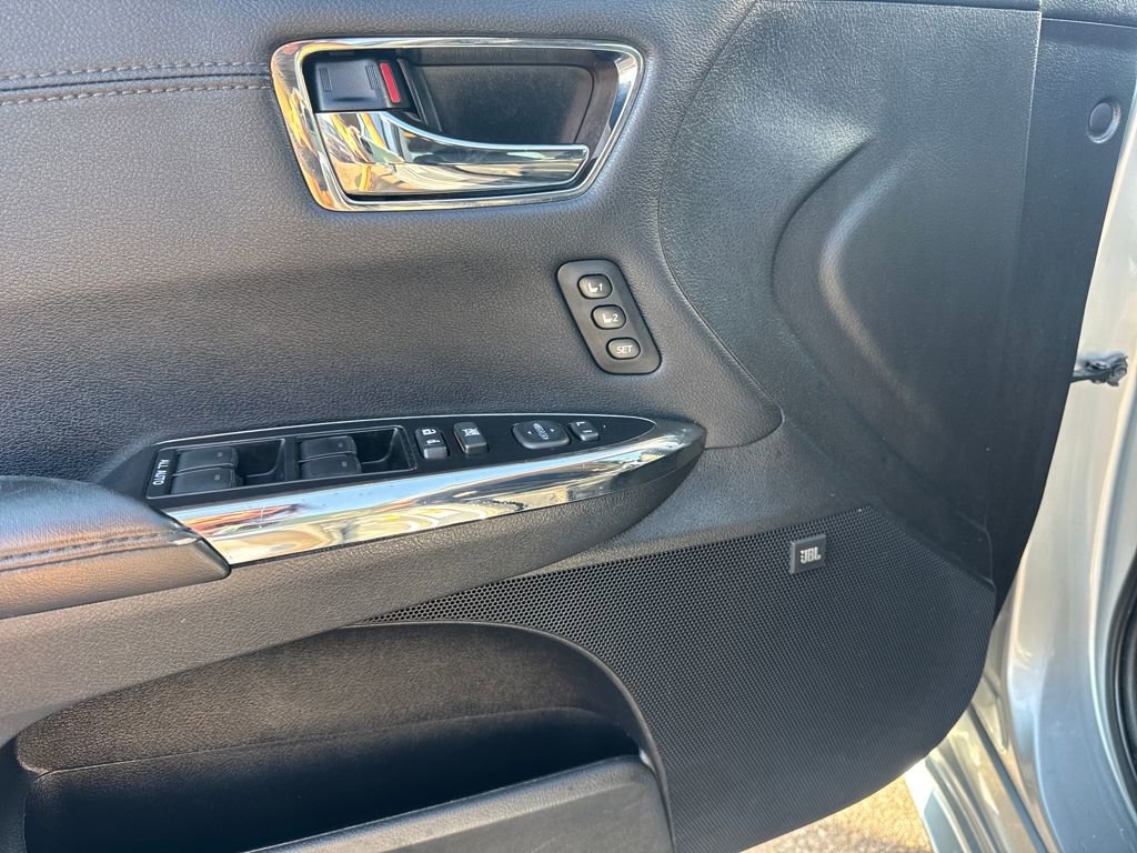 Used 2018 Toyota Avalon Limited w/ All Weather Liner Package image 16