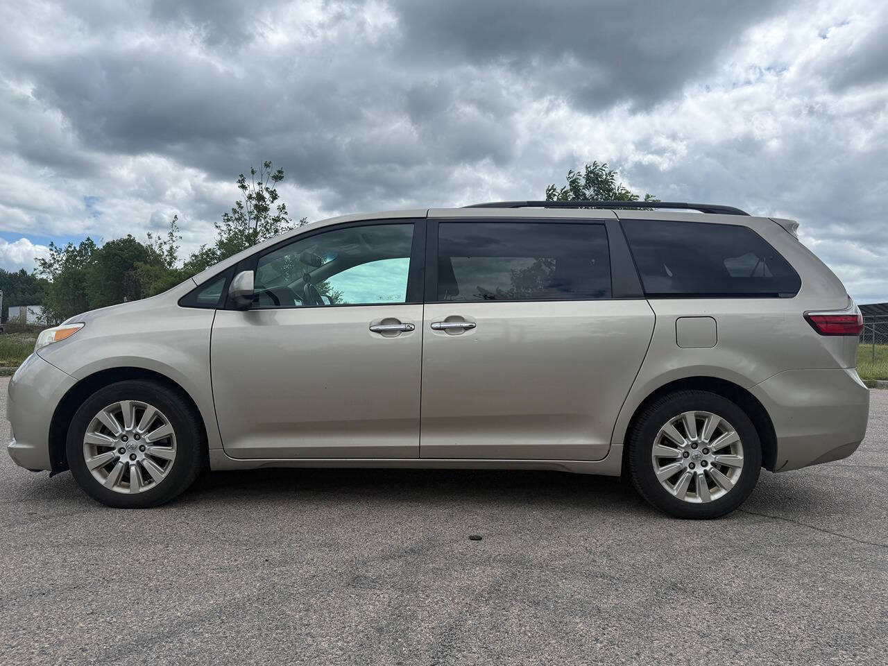 Used 2015 Toyota Sienna XLE AWD/4WD image 2