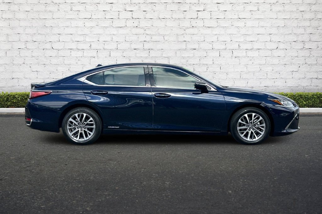 Used 2022 Lexus ES 300h w/ Accessory Package 2 FWD image 3