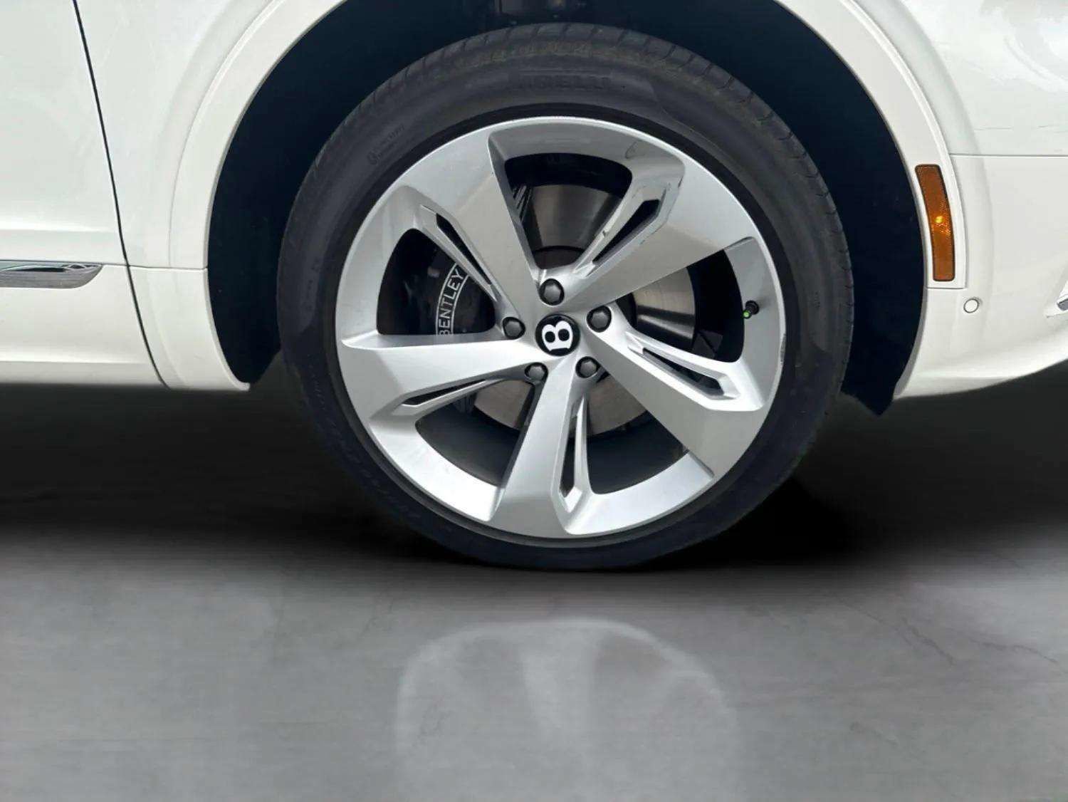 Certified 2025 Bentley Bentayga AWD/4WD image 38