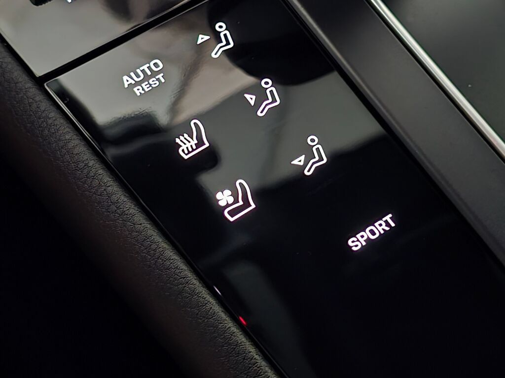 Certified 2023 Porsche Macan AWD/4WD image 43