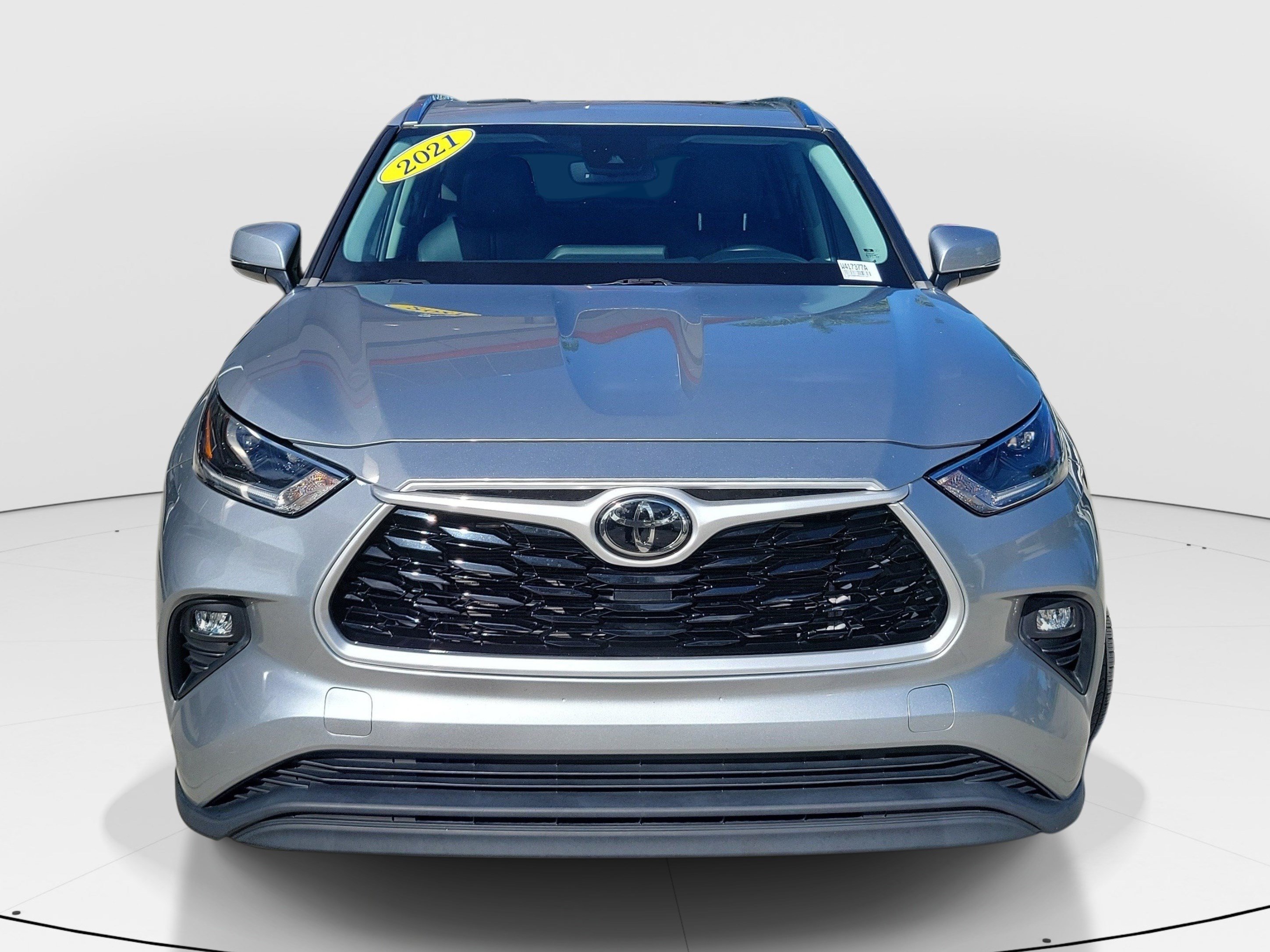 Used 2021 Toyota Highlander XLE AWD/4WD image 2