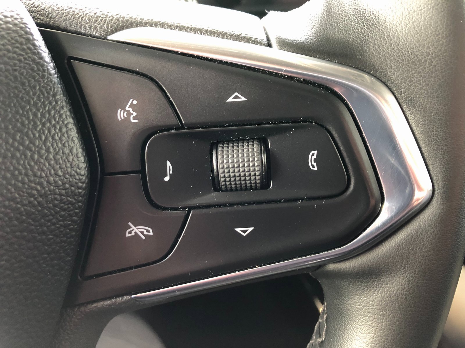 Used 2024 Chevrolet Trax LT w/ Sunroof Package image 31