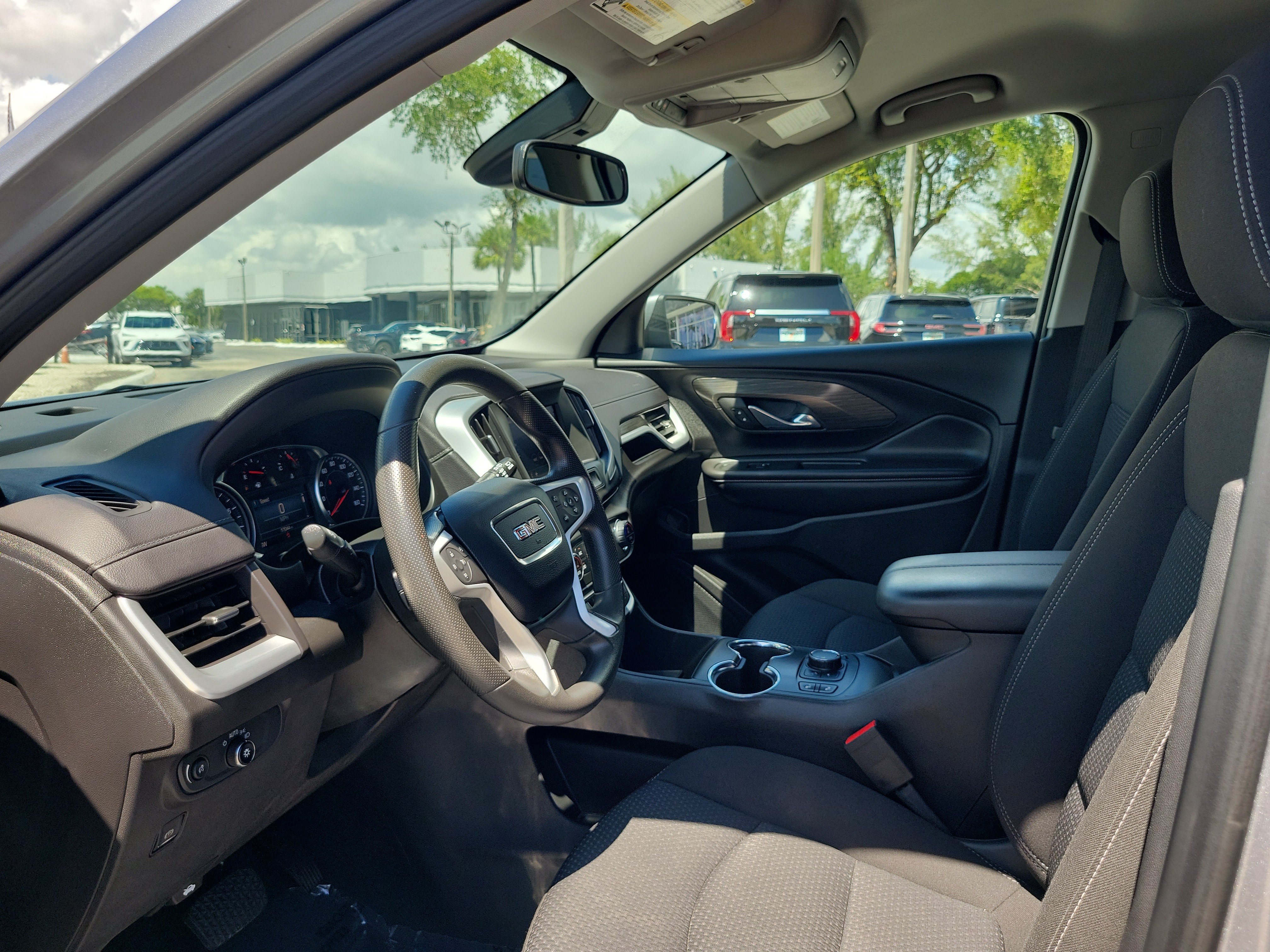 Used 2024 GMC Terrain SLE w/ Driver Convenience Package FWD image 11