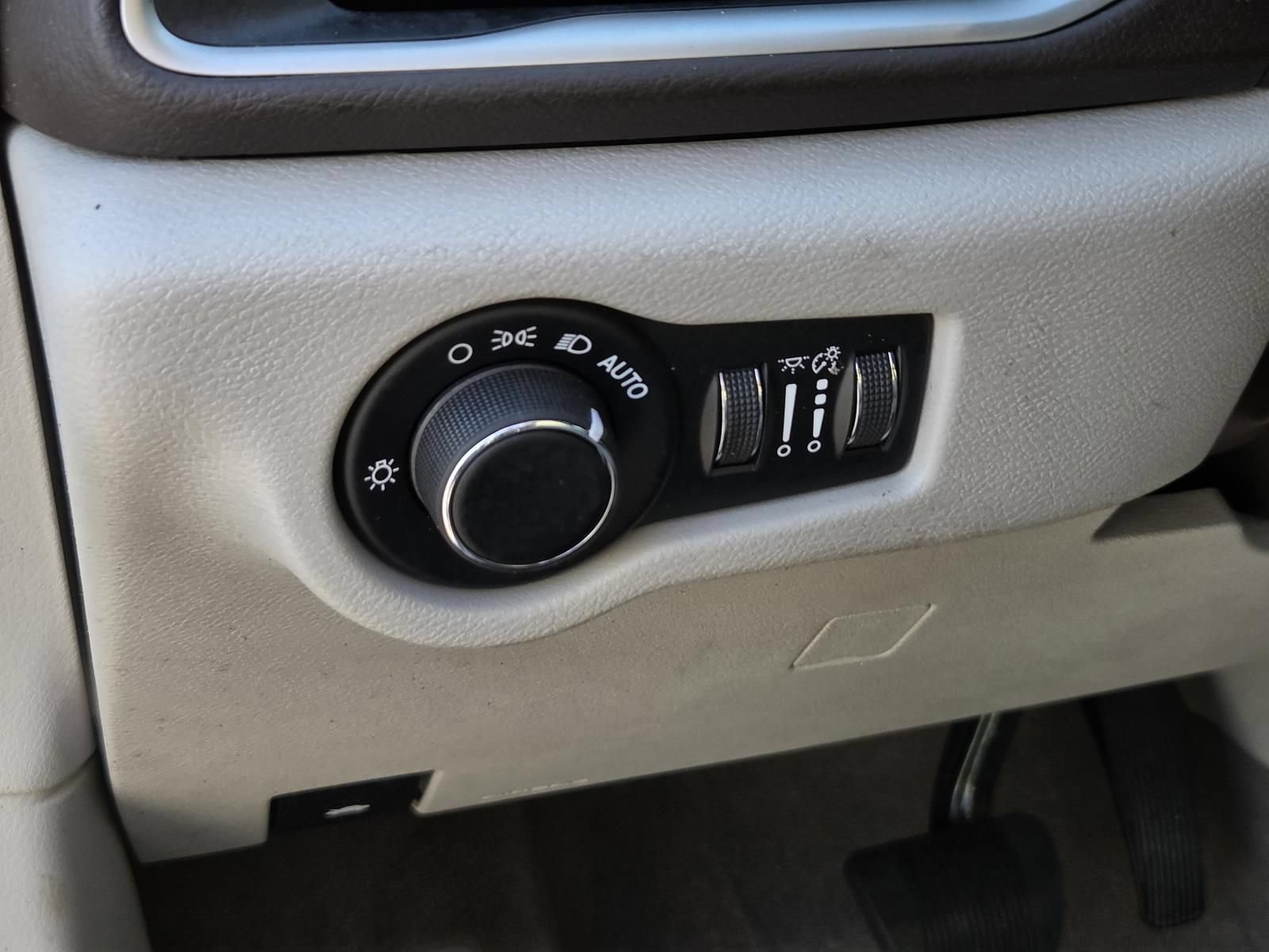 Used 2017 Chrysler Pacifica Touring w/ Tire & Wheel Group FWD image 18