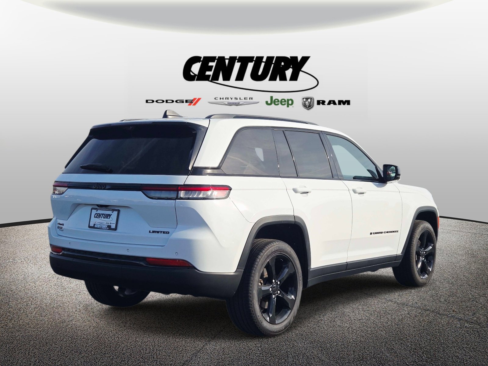 Used 2024 Jeep Grand Cherokee Limited w/ Luxury Tech Group II image 4