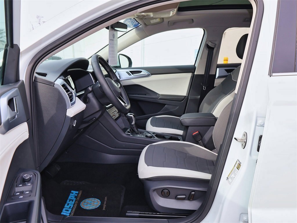 Certified 2025 Volkswagen Taos SE w/ Panoramic Sunroof Package image 11