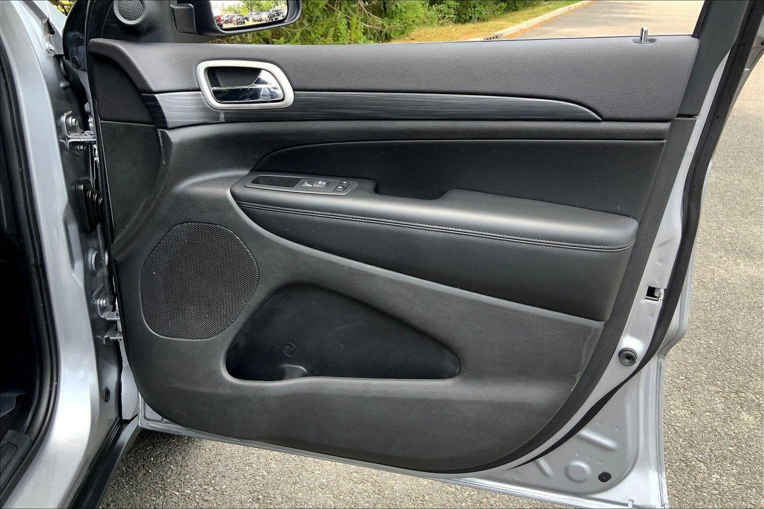 Used 2020 Jeep Grand Cherokee Laredo AWD/4WD image 19
