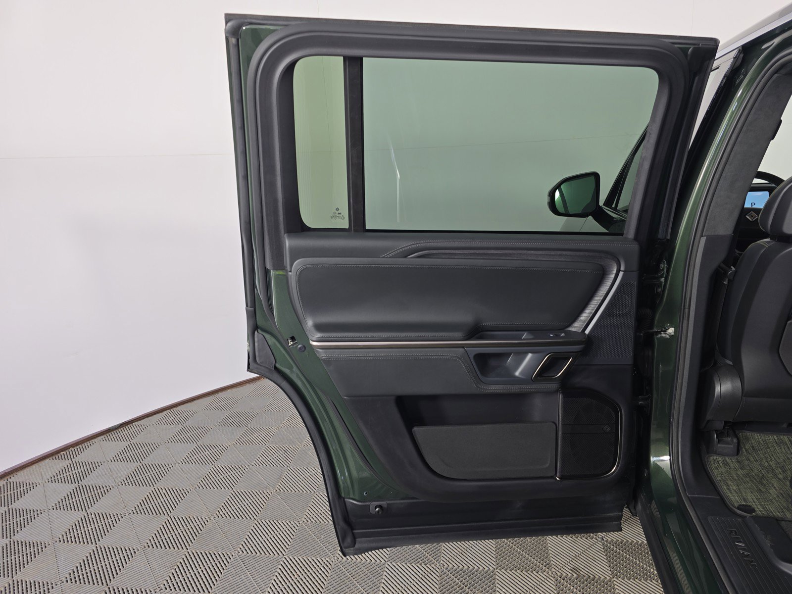 Used 2024 Rivian R1S Adventure AWD/4WD image 17