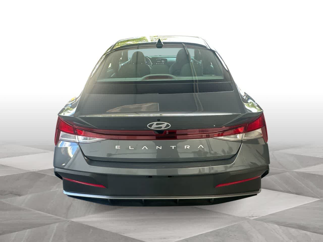 Used 2025 Hyundai Elantra SE FWD image 7