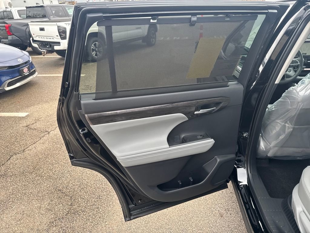 New 2026 Toyota Highlander Platinum image 17