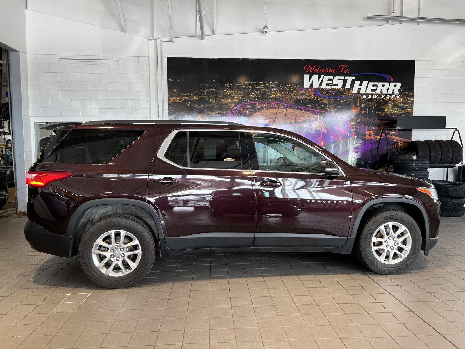 Used 2021 Chevrolet Traverse LT AWD/4WD image 8