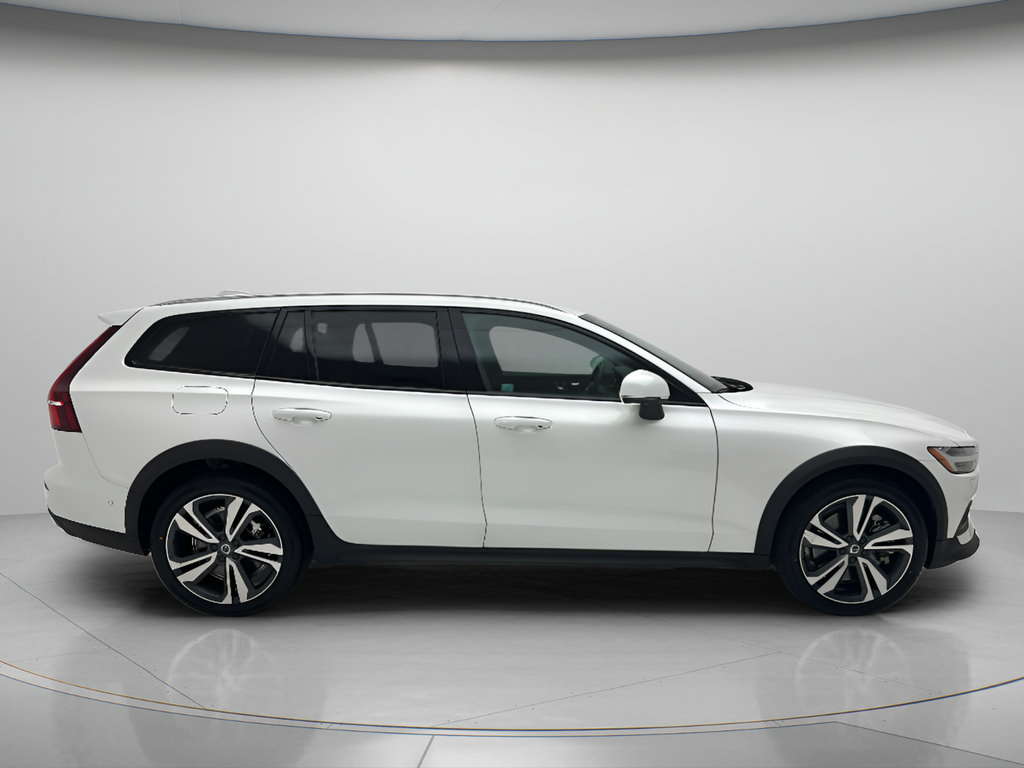 Used 2025 Volvo V60 B5 Cross Country Plus AWD/4WD image 4