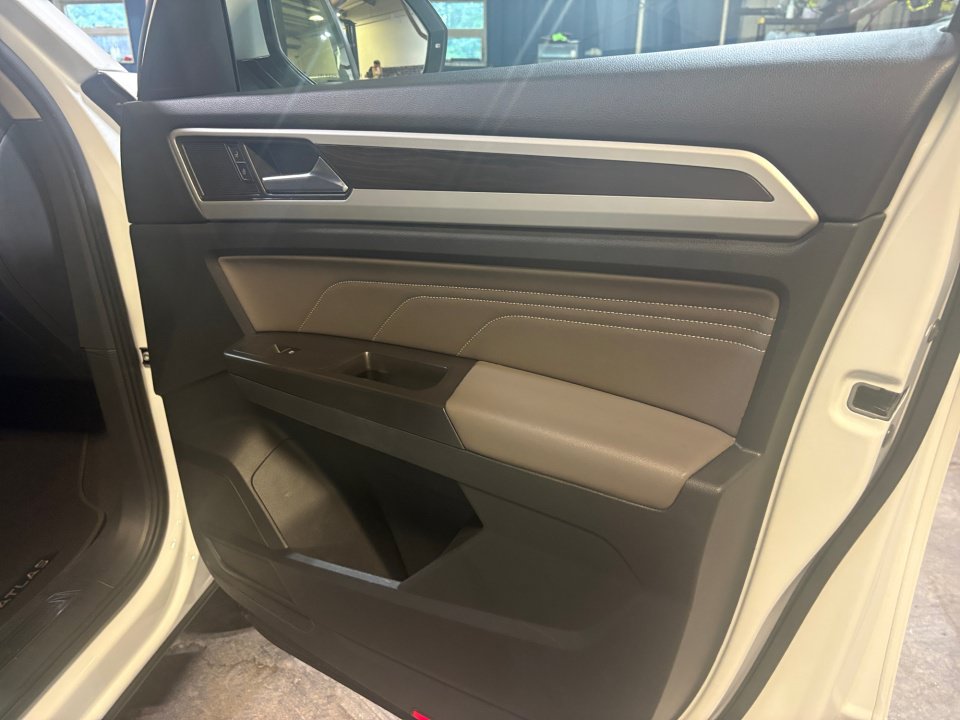 Certified 2023 Volkswagen Atlas SE w/ Black Wheel Package FWD image 31