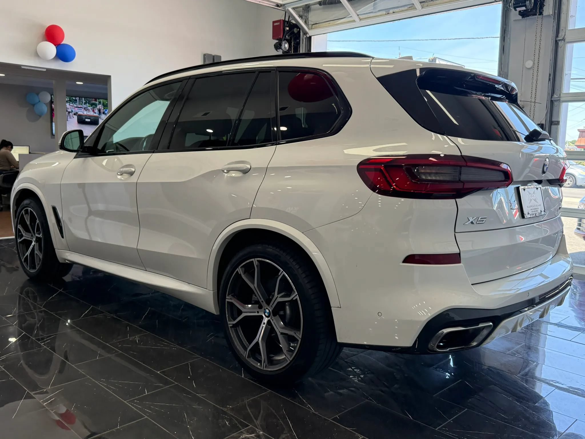 Used 2019 BMW X5 xDrive50i w/ M Sport Package AWD/4WD image 4