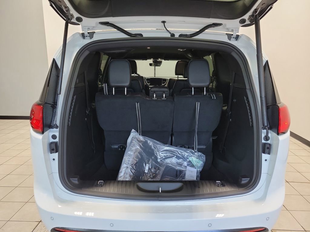 New 2026 Chrysler Voyager LX image 7