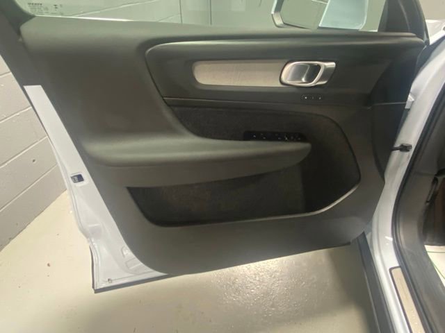 Used 2025 Volvo XC40 B5 Plus AWD/4WD image 7