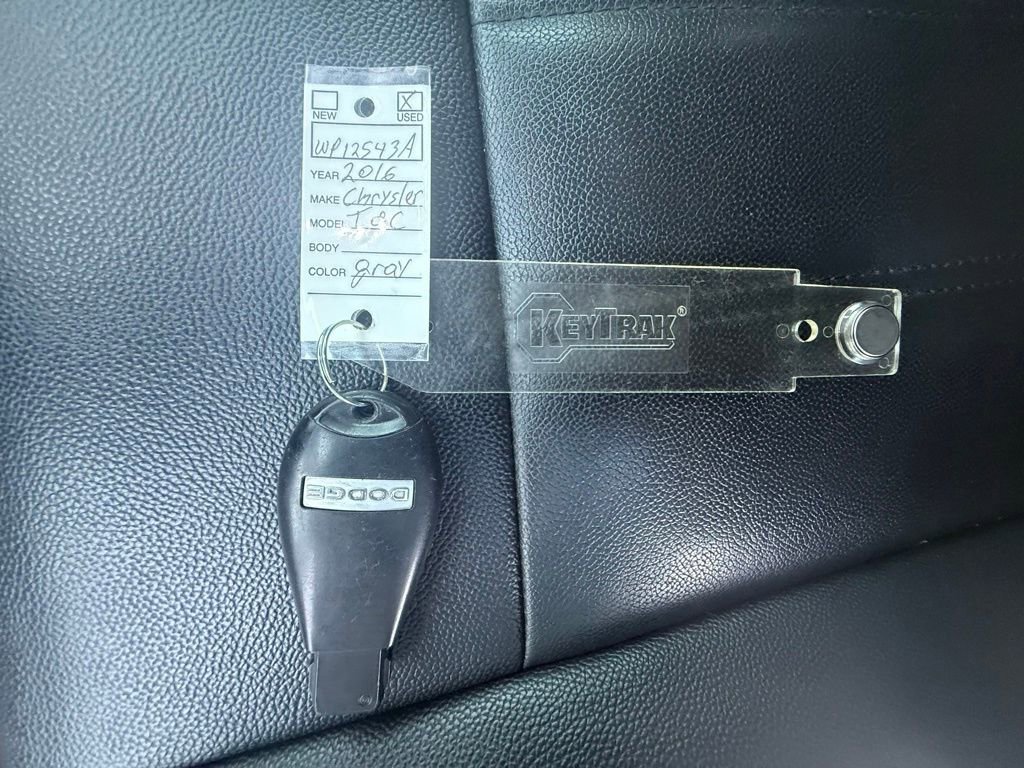 Used 2016 Chrysler Town & Country Touring w/ Driver Convenience Group image 40