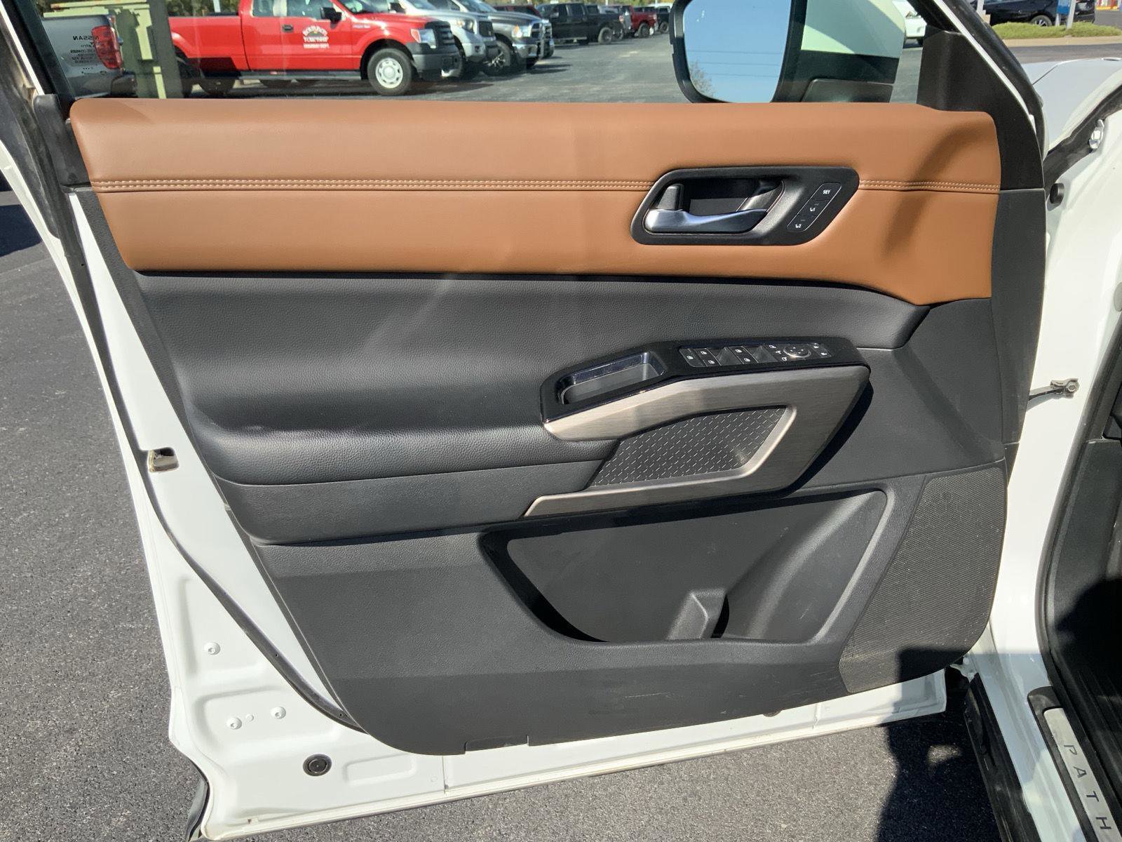 Used 2023 Nissan Pathfinder Platinum image 24