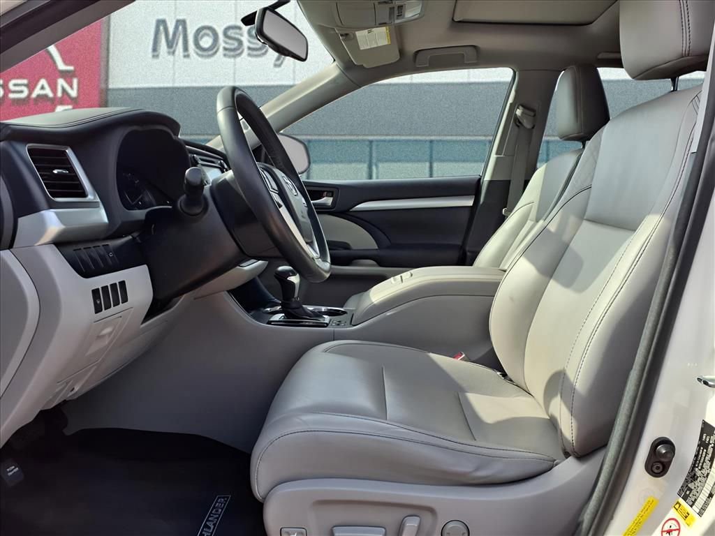 Used 2014 Toyota Highlander XLE image 11