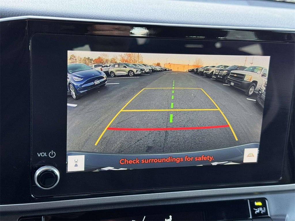 Used 2025 Toyota Camry SE image 4