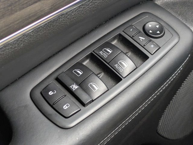 Used 2020 Jeep Grand Cherokee Overland RWD image 25