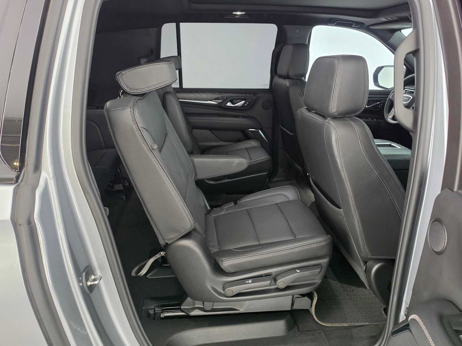 Used 2023 GMC Yukon XL Denali AWD/4WD image 12