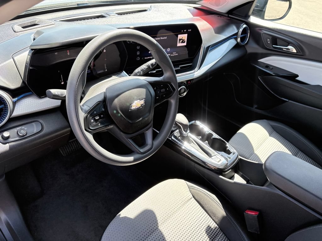 Used 2025 Chevrolet Trax LT FWD image 7