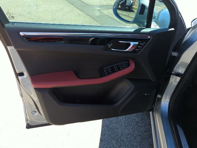 Used 2025 Porsche Macan S image 17