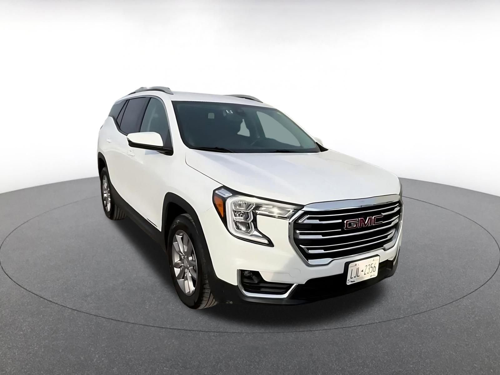 Used 2024 GMC Terrain SLT image 2
