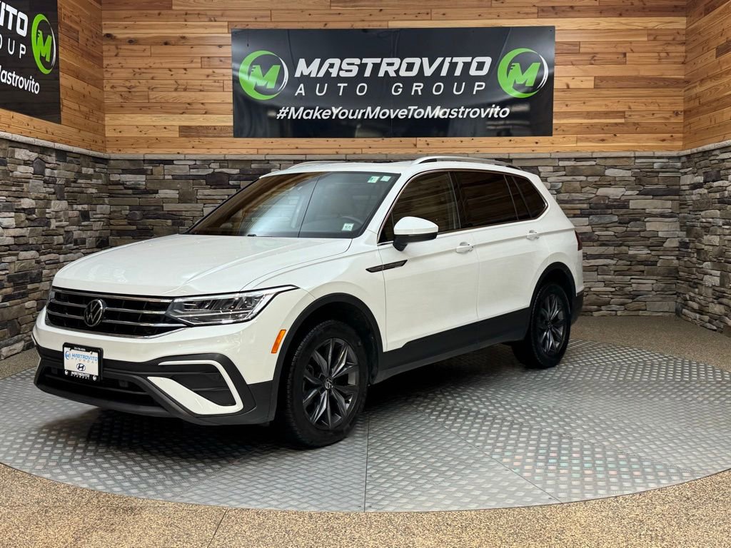 Used 2023 Volkswagen Tiguan SE w/ Panoramic Sunroof Package image 3