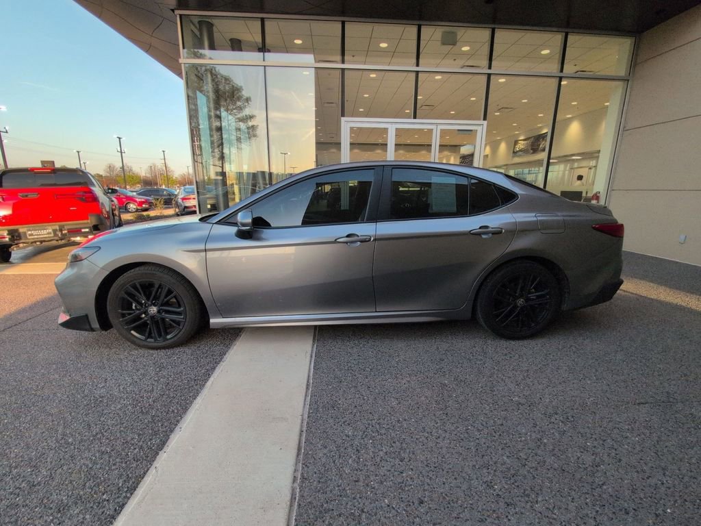 Used 2025 Toyota Camry SE image 2