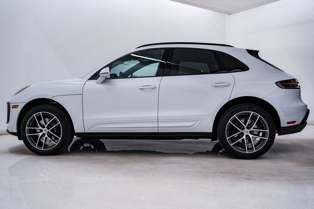 Certified 2025 Porsche Macan image 2