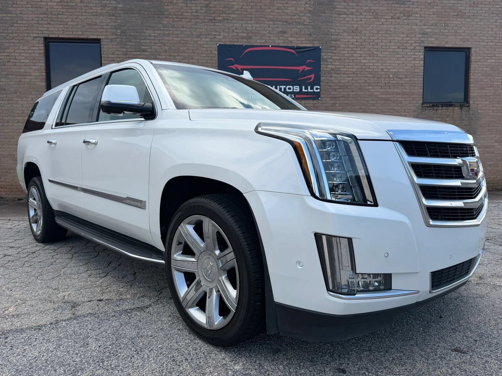 Used 2018 Cadillac Escalade ESV Luxury RWD image 1