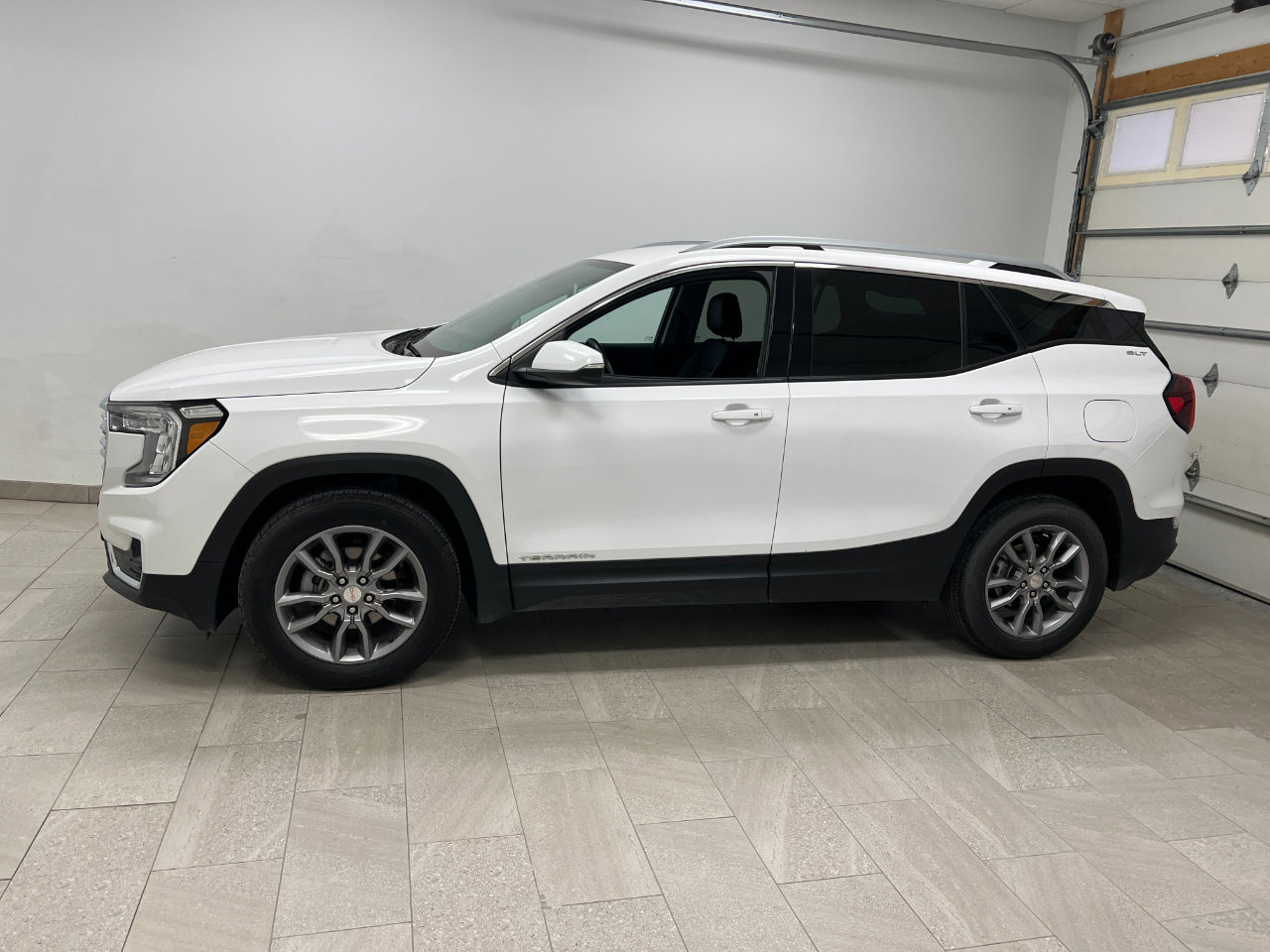 Used 2024 GMC Terrain SLT image 5