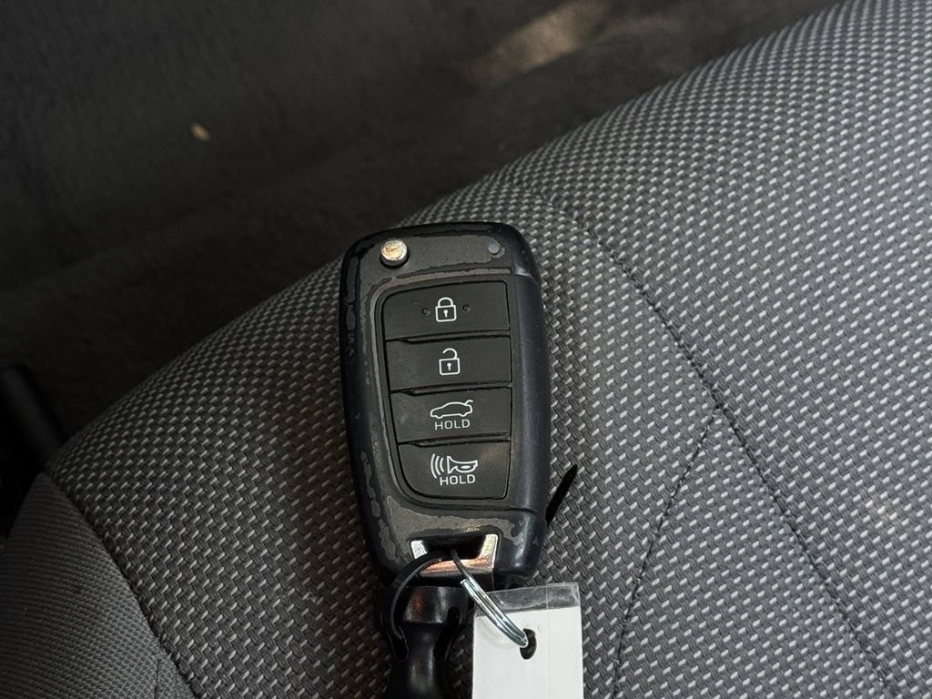 Used 2021 Hyundai Elantra SE FWD image 32