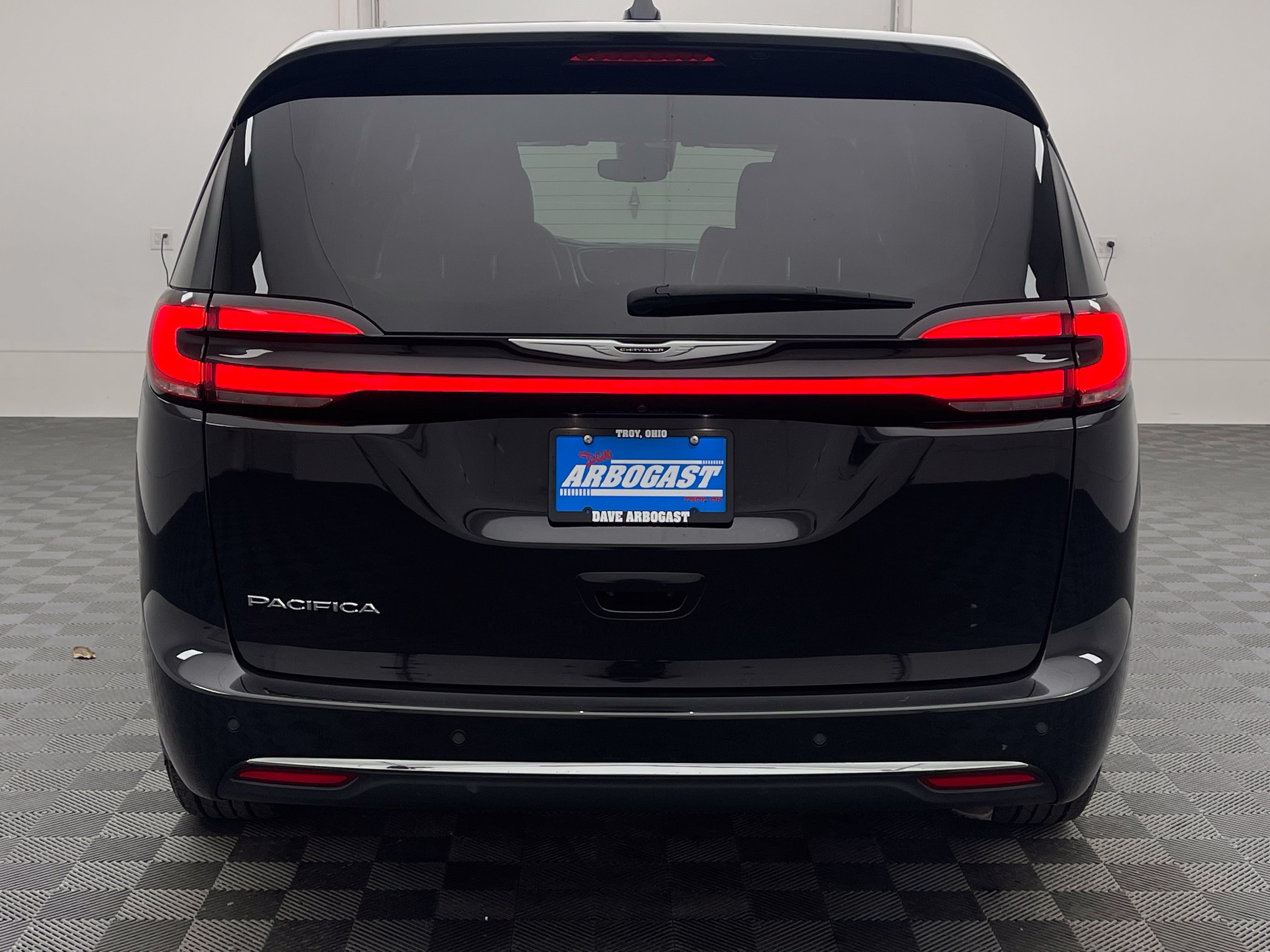 Used 2025 Chrysler Pacifica Select FWD image 8