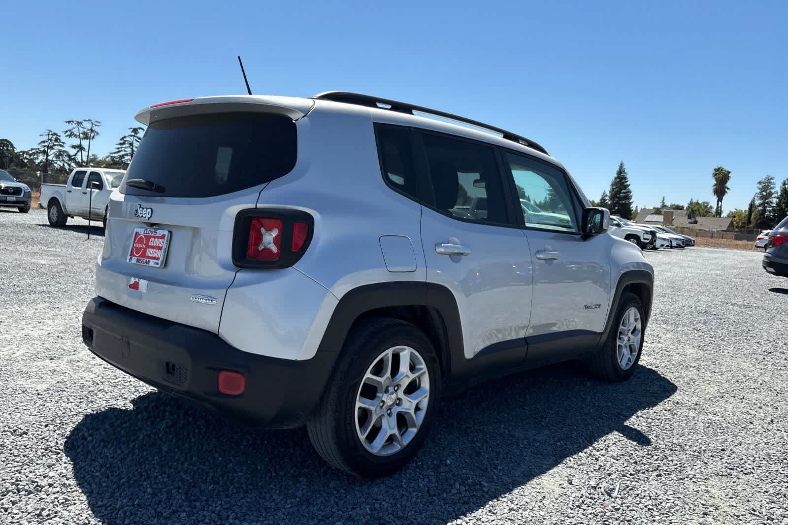 Used 2017 Jeep Renegade Latitude FWD image 3