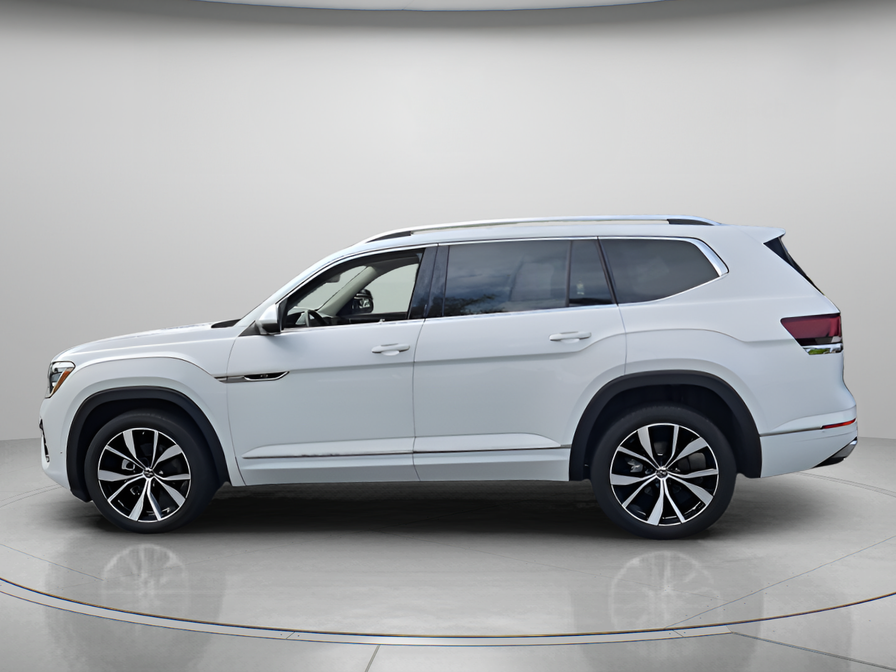 Used 2024 Volkswagen Atlas SEL Premium R-Line AWD/4WD image 2
