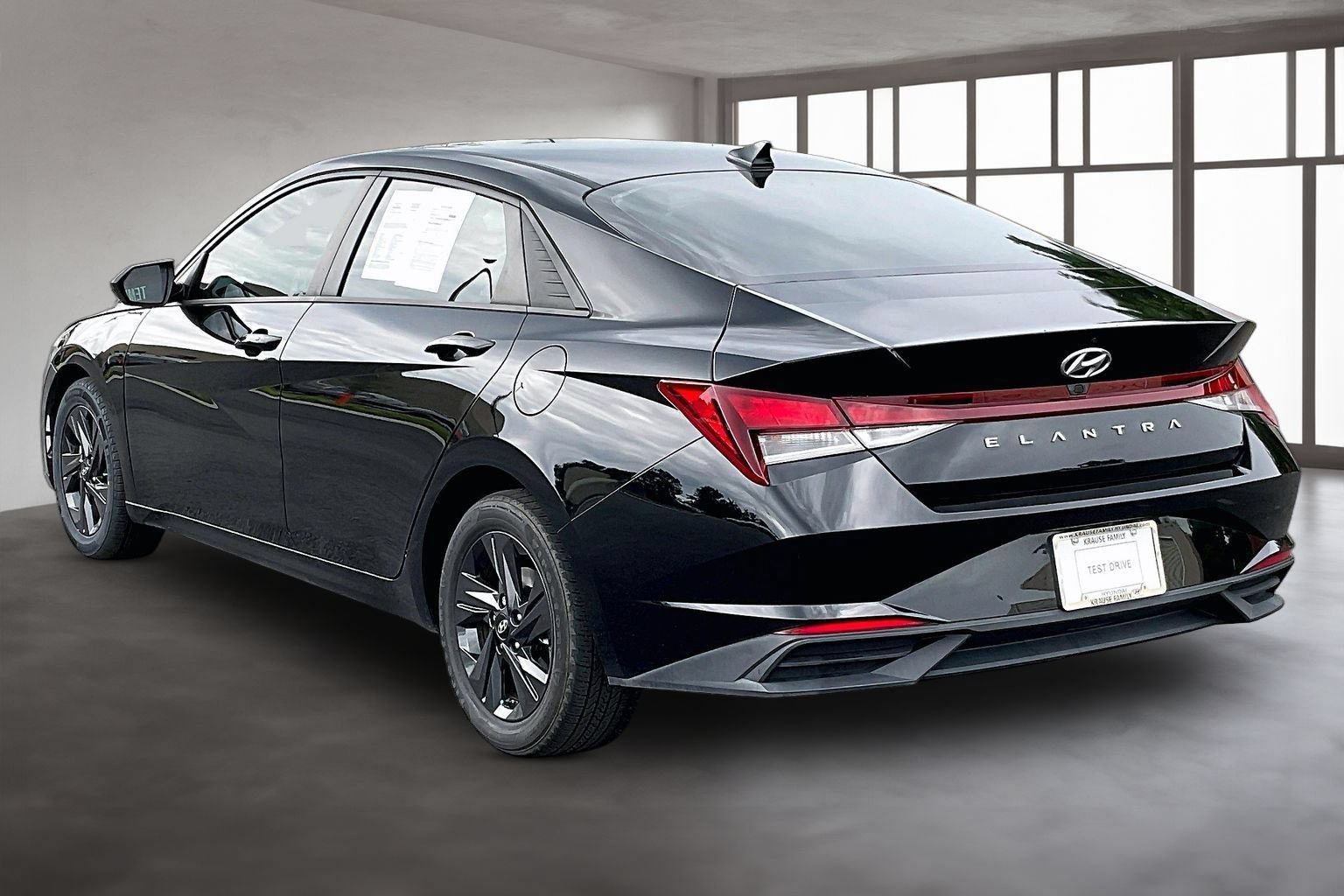 Used 2022 Hyundai Elantra SEL w/ Preferred Accessory Package FWD image 4