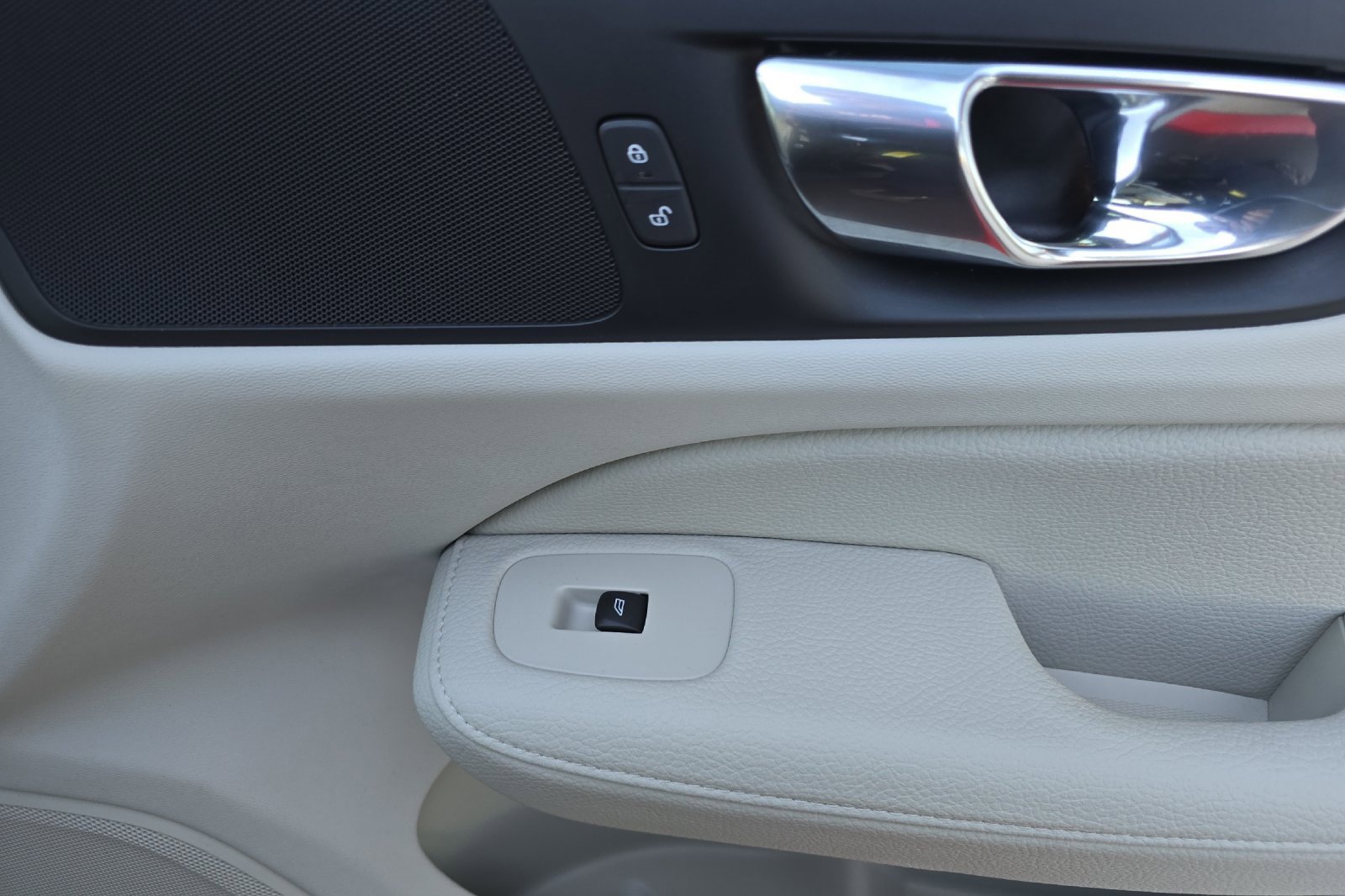 Used 2022 Volvo V60 T5 Cross Country w/ Advanced Package image 18