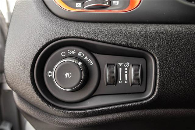 Used 2019 Jeep Renegade Trailhawk AWD/4WD image 15