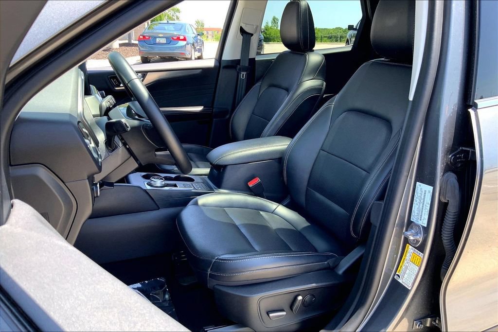 Used 2022 Ford Escape Titanium w/ Class II Trailer Tow Package AWD/4WD image 25