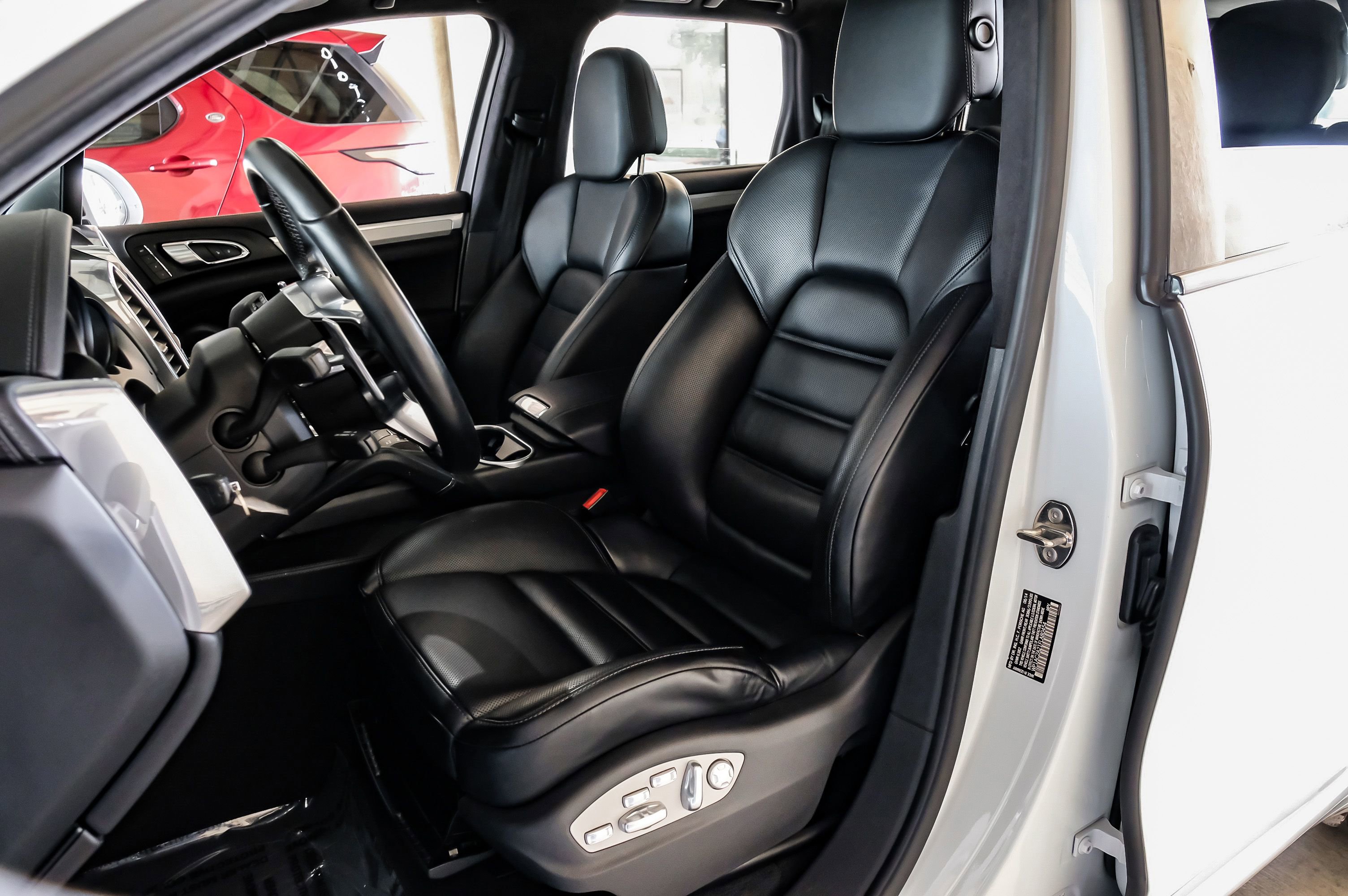 Used 2015 Porsche Cayenne Turbo w/ Premium Plus Package AWD/4WD image 28