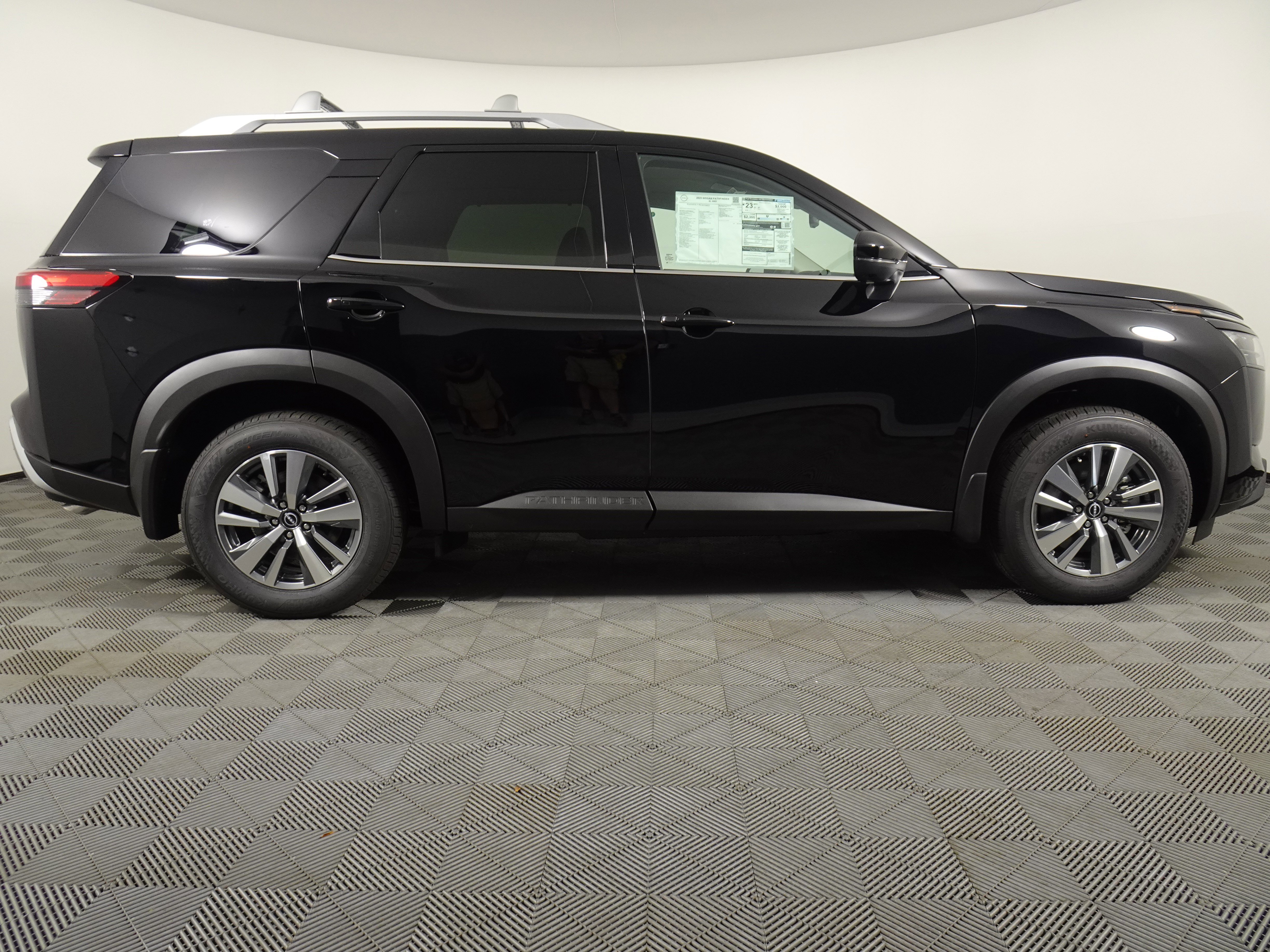 New 2025 Nissan Pathfinder SL w/ Cargo Package image 2