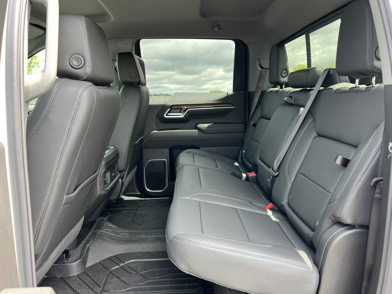 New 2026 Chevrolet Silverado 1500 RST w/ Dark Appearance Package AWD/4WD image 5